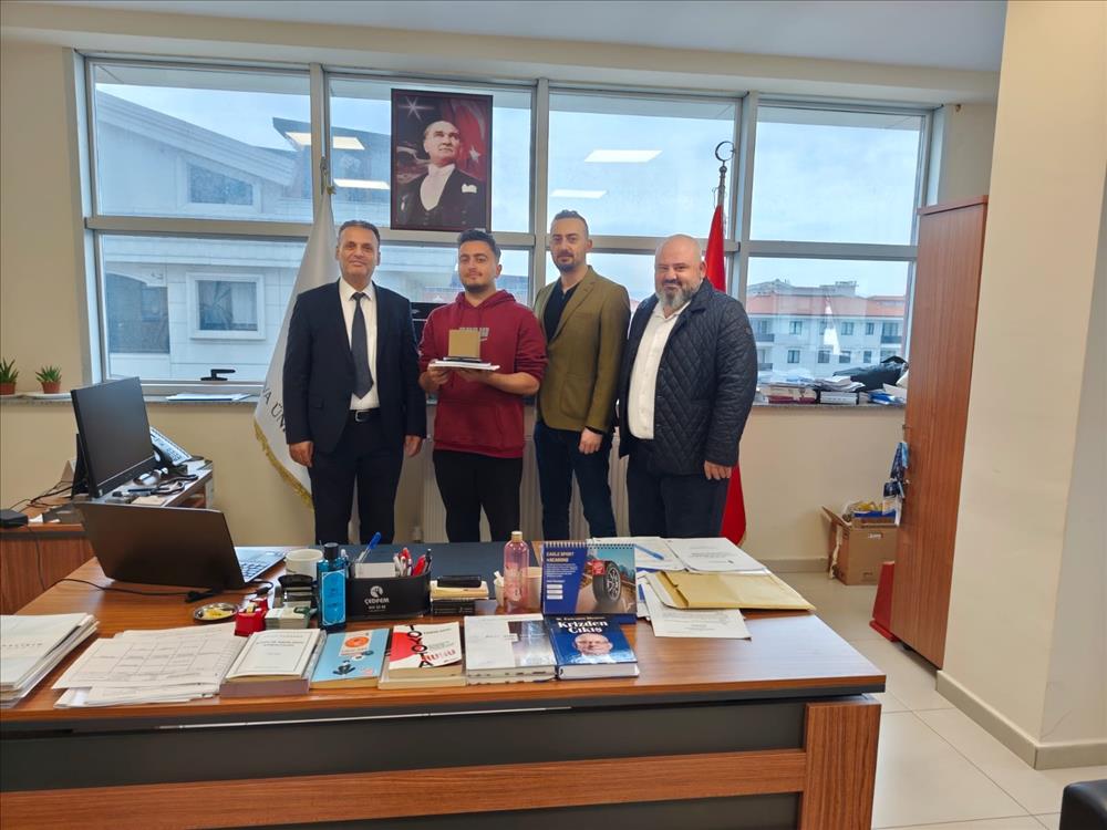 Motorlu Araçlar Teknolojileri Bölümü Gemi İnşaatı Programını Tercih Eden En Yüksek Puanlı Öğrencimize Hediyesi Takdim Edildi