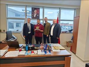 Motorlu Araçlar Teknolojileri Bölümü Gemi İnşaatı Programını Tercih Eden En Yüksek Puanlı Öğrencimize Hediyesi Takdim Edildi